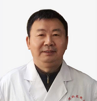 爱民中医诊所创始人兼院长 Shi Lidong 医生，拥有 35 年以上经验的知名中医师