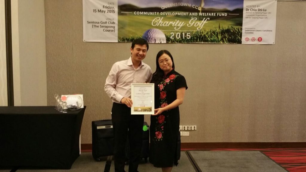 Aimin TCM representative receiving the certificate from MP Dr. Chia Shi-Lu at the Charity Golf 2015 event