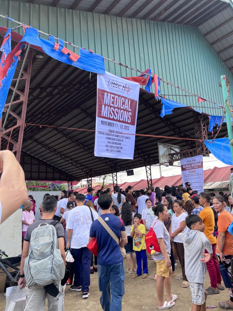 马尼拉当地社区成员在 Aimin 医疗援助行动中接受医疗服务