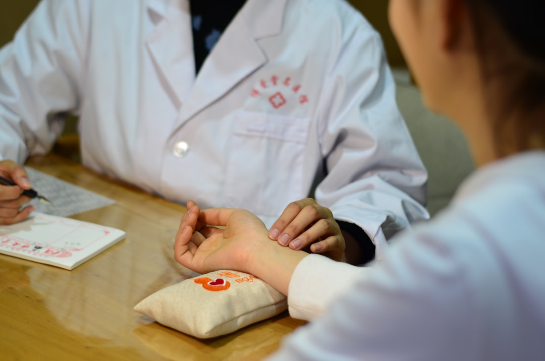 中医师在咨询期间进行脉诊